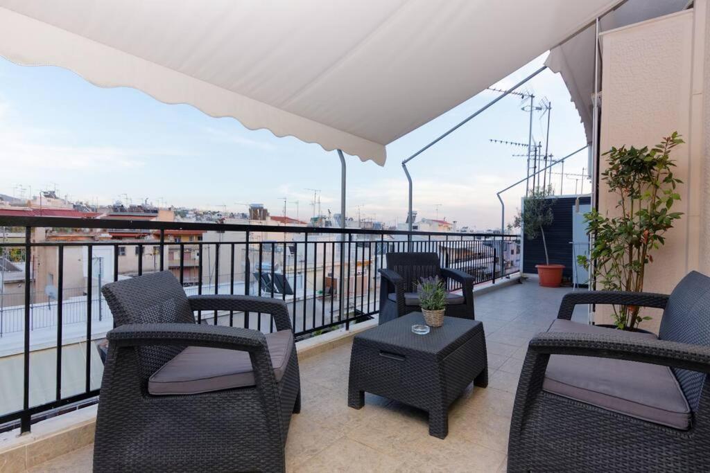 Big Terrace Near Metro And Athens Center Atenas Exterior foto